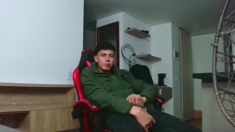 hot_twinks83 online show from 09/22/25, 11:18