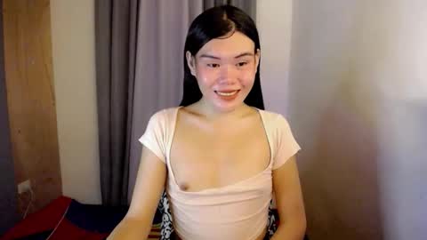 Snapshot of hotbunnyrainx chatting on 10/18/25, 04:41 rain online show from 10/18/25, 04:41