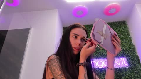 hotfallingdevil online show from 11/22/25, 09:52