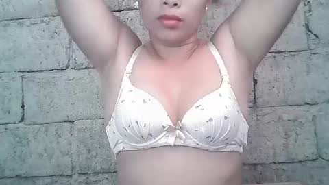 Snapshot of hotmompinay30 chatting on 08/04/26, 10:12 flor online show from 08/04/26, 10:12