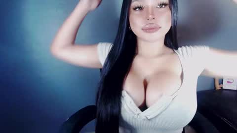 Snapshot of hotsexyhugetrans chatting on 01/24/25, 05:32 Marga Avery online show from 01/24/25, 05:32