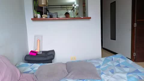 Snapshot of hotstud_999 chatting on 07/12/26, 06:43 Andres online show from 07/12/26, 06:43