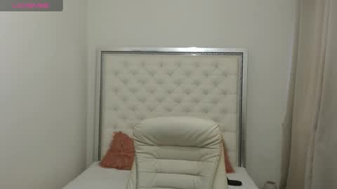 Snapshot of hott_eryka chatting on 01/12/25, 11:28 Eryka online show from 01/12/25, 11:28