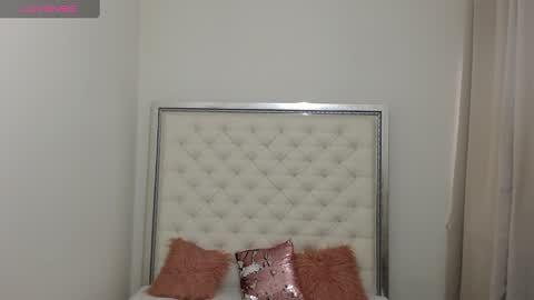 Snapshot of hott_eryka chatting on 01/16/25, 08:43 Eryka online show from 01/16/25, 08:43