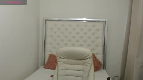 Snapshot of hott_eryka chatting on 01/18/25, 10:28 Eryka online show from 01/18/25, 10:28