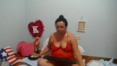 Snapshot of hottasttywoman chatting on 12/29/24, 04:27 victorya karolyna online show from 12/29/24, 04:27