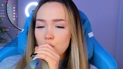 Snapshot of hottease_pvt chatting on 01/05/25, 08:00 hello Im Eva online show from 01/05/25, 08:00