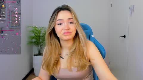 Snapshot of hottease_pvt chatting on 01/08/25, 05:16 hello Im Eva online show from 01/08/25, 05:16