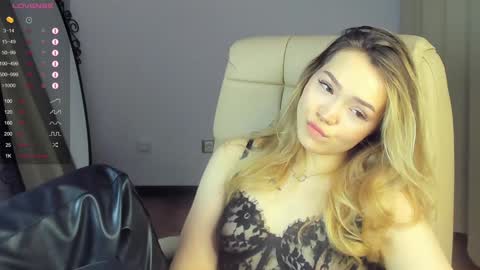 Snapshot of hottease_pvt chatting on 01/18/25, 11:21 hello Im Eva online show from 01/18/25, 11:21