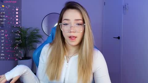 Snapshot of hottease_pvt chatting on 01/26/25, 07:32 hello Im Eva online show from 01/26/25, 07:32