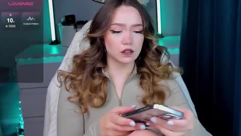 Snapshot of hottease_pvt chatting on 10/06/25, 09:40 hello Im Eva online show from 10/06/25, 09:40