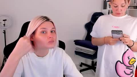 Nessie and Jessie online show from 11/01/25, 10:50