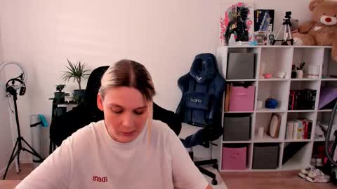 Nessie and Jessie online show from 02/03/26, 11:48