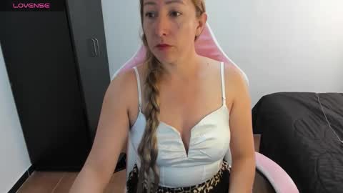 Snapshot of hottychrystal chatting on 05/14/26, 02:35 hottychrystal online show from 05/14/26, 02:35