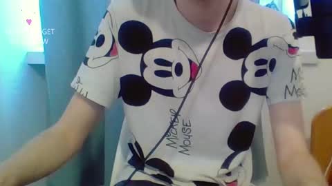 Snapshot of houdenni chatting on 03/01/25, 06:57 twinkie online show from 03/01/25, 06:57