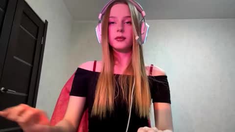 Snapshot of hrxxccvex chatting on 03/19/26, 12:42 Hikki online show from 03/19/26, 12:42