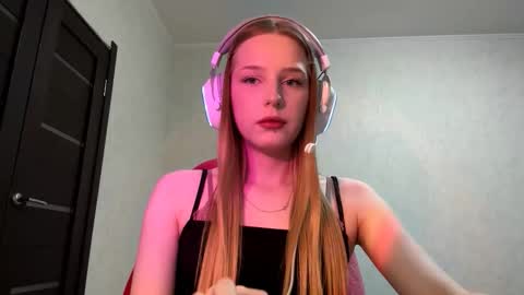 Snapshot of hrxxccvex chatting on 03/23/26, 12:36 Hikki online show from 03/23/26, 12:36