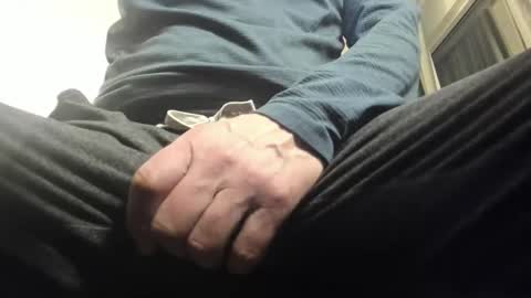 Snapshot of hung_hot_fit10 chatting on 12/16/24, 07:58 Big uncut cock dripping online show from 12/16/24, 07:58