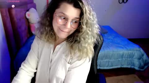 Snapshot of hyun22148625 chatting on 10/11/25, 02:33 Hello Im Julieta Im 25 years old and I love being here. Thank you for visiting my living room. The only rule is that you hap online show from 10/11/25, 02:33