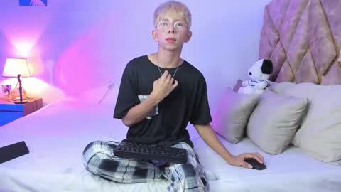 Son Hyunjin online show from 01/12/26, 05:40