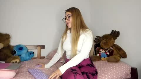 Hyun Joo online show from 04/23/26, 10:01