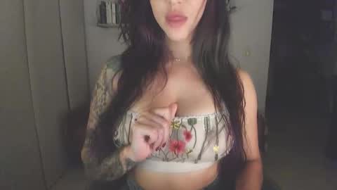 Snapshot of i_cant_believe_its_you chatting on 11/03/25, 03:52 Lana Banana online show from 11/03/25, 03:52