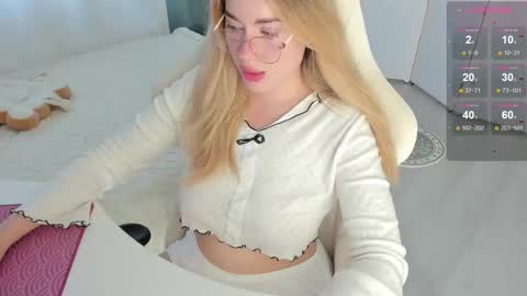 HiI am  EvaPVT is open  online show from 10/13/25, 06:46