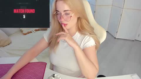 HiI am  EvaPVT is open  online show from 05/16/26, 03:22