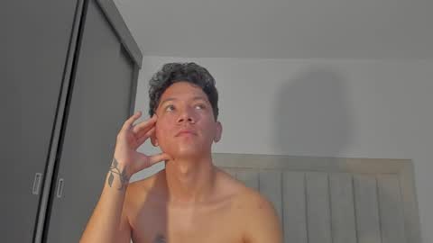 Snapshot of iamjulian_ chatting on 05/21/26, 11:39 Juliiiiian online show from 05/21/26, 11:39
