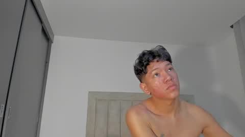 Snapshot of iamjulian_ chatting on 05/27/26, 11:51 Juliiiiian online show from 05/27/26, 11:51