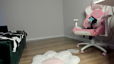 Snapshot of iampiggygirl chatting on 05/26/26, 06:04 Dilya online show from 05/26/26, 06:04