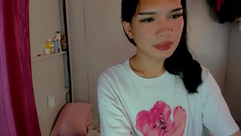 Snapshot of iamyourdesire_ chatting on 02/14/26, 12:40 shhh online show from 02/14/26, 12:40