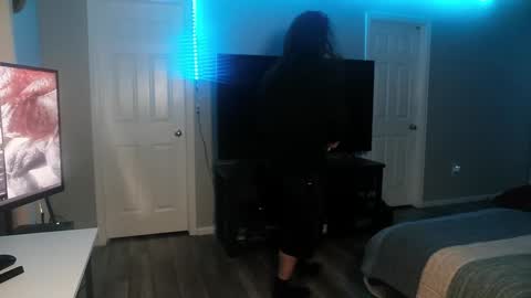 Snapshot of icy_ivy chatting on 01/14/25, 10:27 Ivan online show from 01/14/25, 10:27