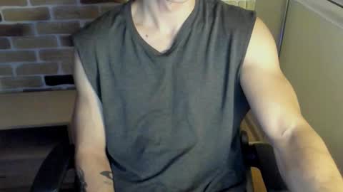 Snapshot of idkiww chatting on 10/10/25, 08:08 yo online show from 10/10/25, 08:08