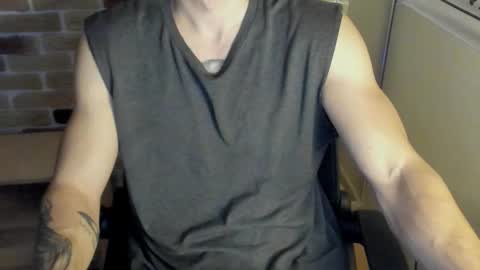 Snapshot of idkiww chatting on 10/13/25, 07:36 yo online show from 10/13/25, 07:36