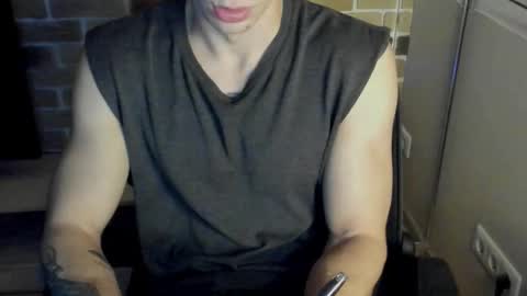 Snapshot of idkiww chatting on 11/18/25, 08:24 yo online show from 11/18/25, 08:24