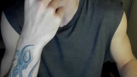 Snapshot of idkiww chatting on 11/22/25, 08:41 yo online show from 11/22/25, 08:41