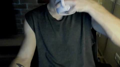 Snapshot of idkiww chatting on 11/23/25, 08:19 yo online show from 11/23/25, 08:19