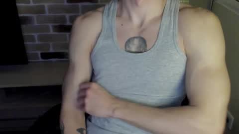 Snapshot of idkiww chatting on 11/26/25, 07:48 yo online show from 11/26/25, 07:48