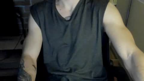 Snapshot of idkiww chatting on 11/28/25, 09:50 yo online show from 11/28/25, 09:50