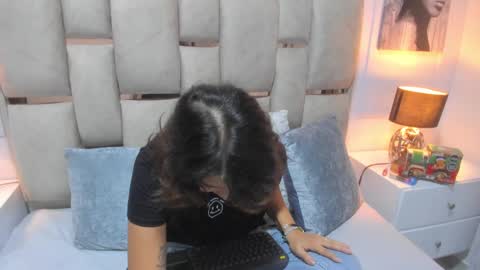 Snapshot of iliy_ chatting on 12/12/24, 09:30 ILY   online show from 12/12/24, 09:30