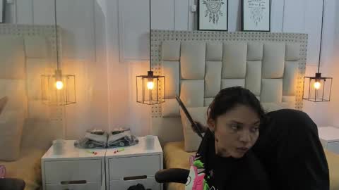 Snapshot of iliy_ chatting on 12/17/24, 01:29 ILY   online show from 12/17/24, 01:29