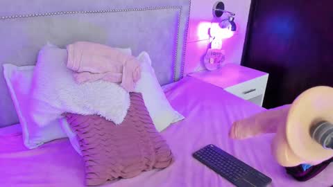 Snapshot of iliy_ chatting on 02/16/25, 01:25 ILY   online show from 02/16/25, 01:25