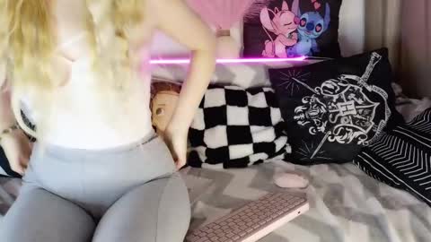 nicollee online show from 02/20/25, 08:03