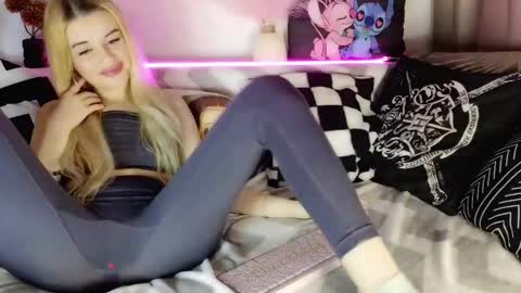 nicollee online show from 02/21/25, 08:38