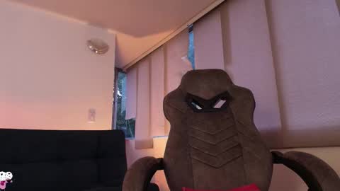 Snapshot of im__kaia chatting on 10/21/25, 11:00 Kaia online show from 10/21/25, 11:00