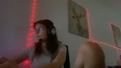 Snapshot of im_evelynnn chatting on 11/09/25, 02:04 im evelyn online show from 11/09/25, 02:04