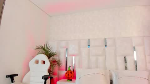 Nika online show from 10/31/25, 01:34