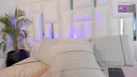 Nika online show from 11/21/25, 01:43