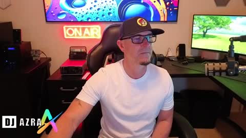 Snapshot of imdjazra chatting on 12/19/24, 02:13 DJ Azra online show from 12/19/24, 02:13